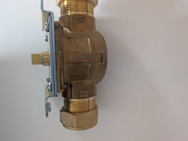 Danfoss HPV22B 22mm valve body side view with flow arrow